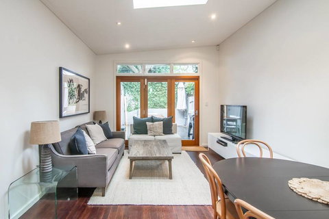 Stunning Townhouse- Quiet Street Close To CBD - Getaway Accommodation 2