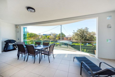 Stylish Beach Side Apartment - Unit 5 - 33 Lorikeet Drive - Getaway Accommodation 1