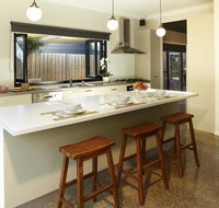 Stylish Living- Fireplace WiFi Linen 4 bdrm Beach 850m - Getaway Accommodation