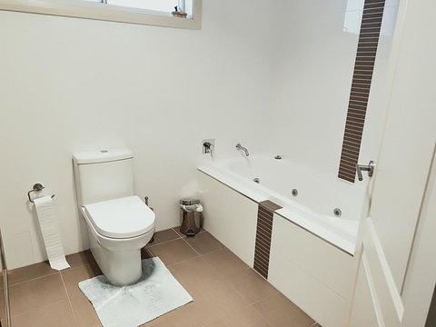 Stylish Private Bathroom-Luxurious Modern Big Home - Getaway Accommodation 2