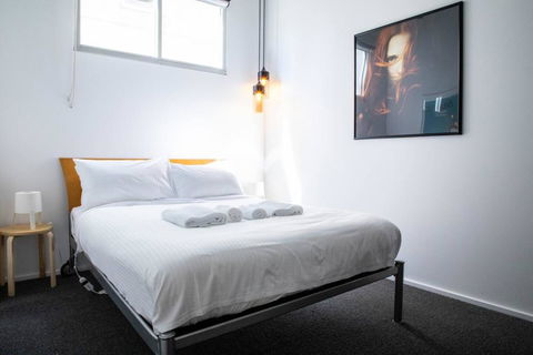 Stylish Warehouse Convert 2 Bedroom Apartment - Getaway Accommodation 3