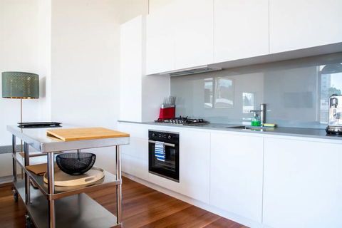 Stylish Warehouse Convert 2 Bedroom Apartment - Getaway Accommodation 1