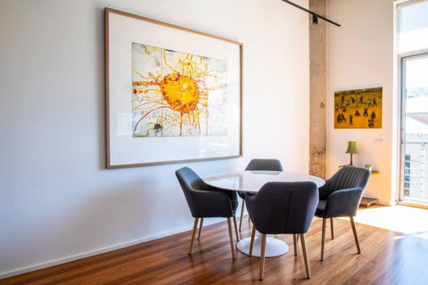 Stylish Warehouse Convert 2 Bedroom Apartment - Getaway Accommodation 2