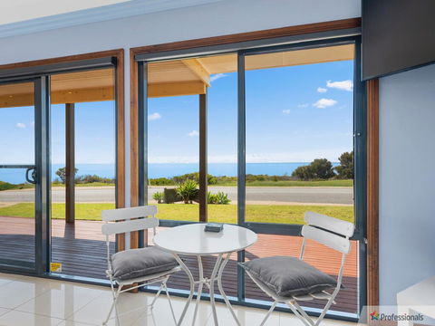 Sunset Cove Beach House - Getaway Accommodation 3