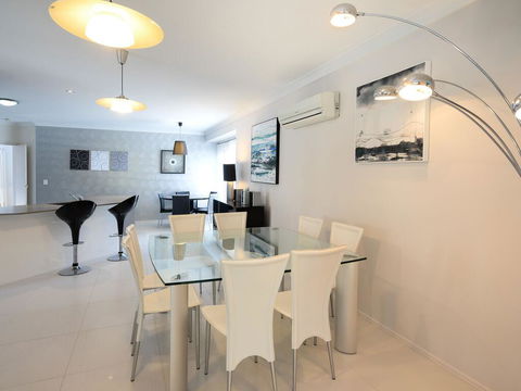 Super Sized Family Retreat With A Pool - Getaway Accommodation 1