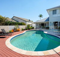 Super Sized Family Retreat With a Pool - Getaway Accommodation