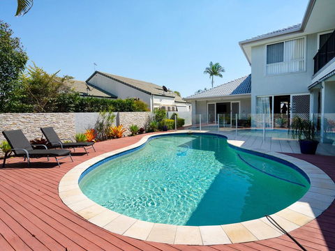 Super Sized Family Retreat With A Pool - Getaway Accommodation 0