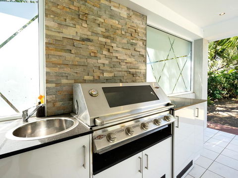Super Sized Family Retreat With A Pool - Getaway Accommodation 3