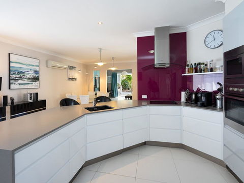 Super Sized Family Retreat With A Pool - Getaway Accommodation 2