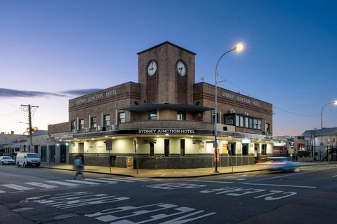 Sydney Junction Hotel - Getaway Accommodation 0