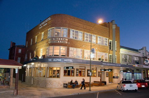 The Alpine Hotel - Getaway Accommodation 0