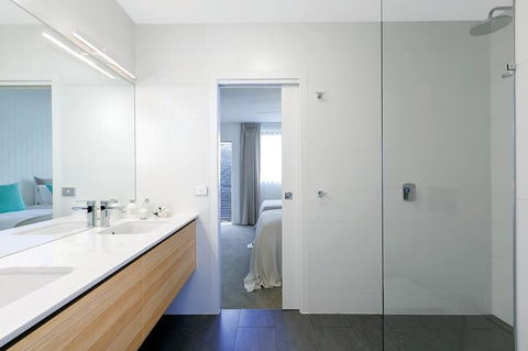 Lakes Edge Apartments - Getaway Accommodation 2