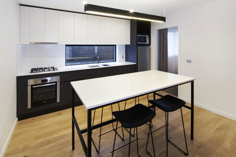 Lakes Edge Apartments - Getaway Accommodation 6