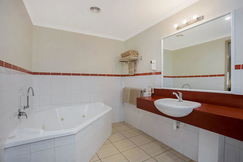 Comfort Inn Warrnambool International - Getaway Accommodation 11