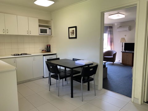 Albert Heights Serviced Apartments - Getaway Accommodation 24