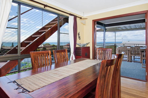 THE BOARDROOM ON BANKSIA - 11 Banksia Ave Bonny Hills - Getaway Accommodation 2