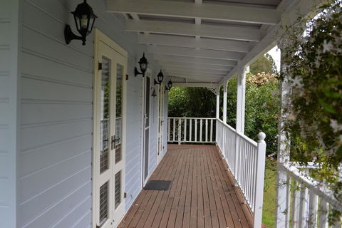 The Doll's House - Charming 2 Bedroom Cottage Just A Short Walk From The Village - Getaway Accommodation 2