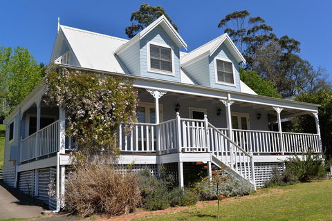 The Doll's House - Charming 2 Bedroom Cottage Just A Short Walk From The Village - Getaway Accommodation 0