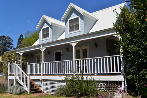 The Doll's House - Charming 2 Bedroom Cottage Just A Short Walk From The Village - Getaway Accommodation 1