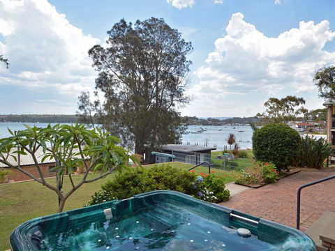 The House On The Lake @ Fishing Point, Lake Macquarie - Honestly Put The Line In And Catch Fish - Getaway Accommodation 1