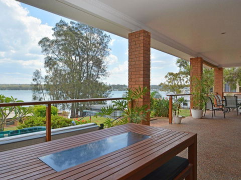 The House On The Lake @ Fishing Point, Lake Macquarie - Honestly Put The Line In And Catch Fish - Getaway Accommodation 0