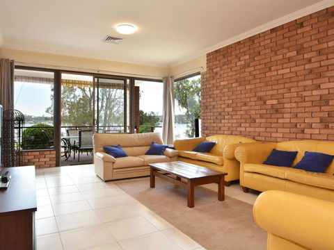 The House On The Lake @ Fishing Point, Lake Macquarie - Honestly Put The Line In And Catch Fish - Getaway Accommodation 3