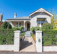 The Pearl on Prince  Stylish Cottage CBD Wifi - Getaway Accommodation