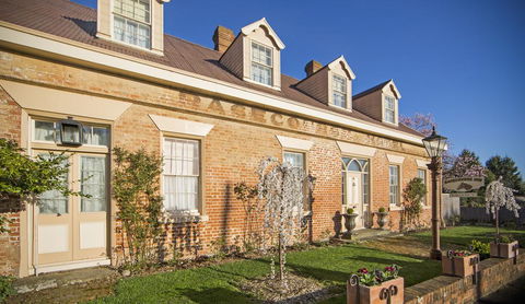 The Racecourse Inn - Getaway Accommodation 0