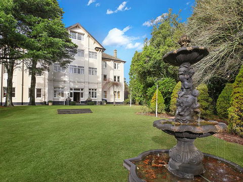 The Robertson Hotel - Getaway Accommodation 1