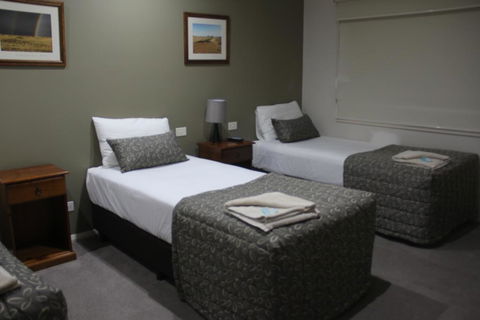 The Saltbush Motor Inn - Getaway Accommodation 3