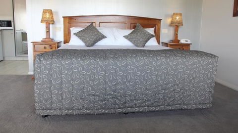 The Saltbush Motor Inn - Getaway Accommodation 0