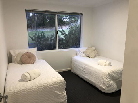 Three Bedroom, Two Bathroom Family Home - Getaway Accommodation 3