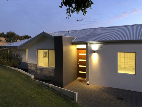 Three Bedroom, Two Bathroom Family Home - Getaway Accommodation 0