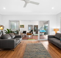 Three-Bed Family Entertainer Near Beach and Cafes - Getaway Accommodation