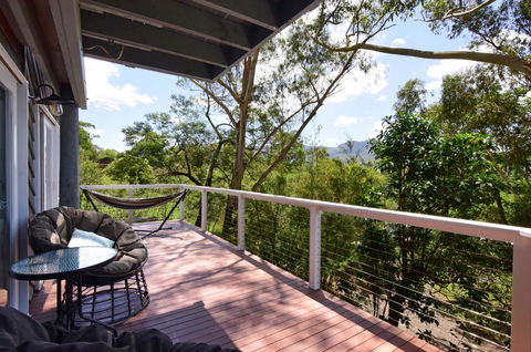 Treetops - Newly Renovated, In The Village! - Getaway Accommodation 1
