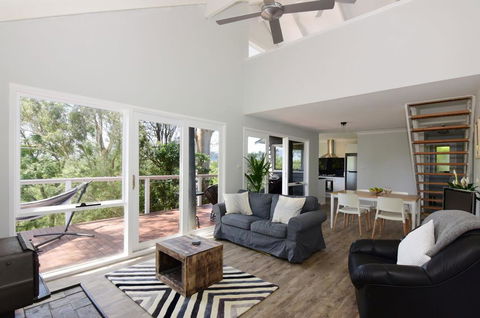 Treetops - Newly Renovated, In The Village! - Getaway Accommodation 3