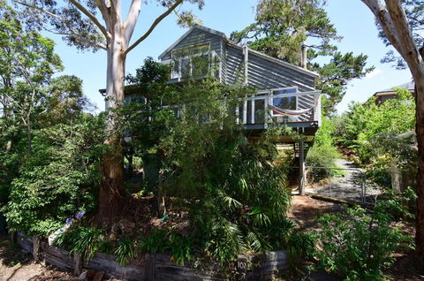 Treetops - Newly Renovated, In The Village! - Getaway Accommodation 0