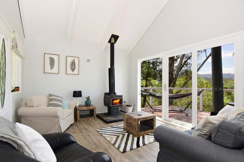Treetops - Newly Renovated, In The Village! - Getaway Accommodation 2