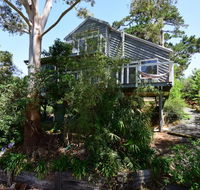 Treetops - Newly renovated in the village - Getaway Accommodation