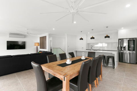 Tropical Beachside Oasis In Clifton Beach - Getaway Accommodation 3