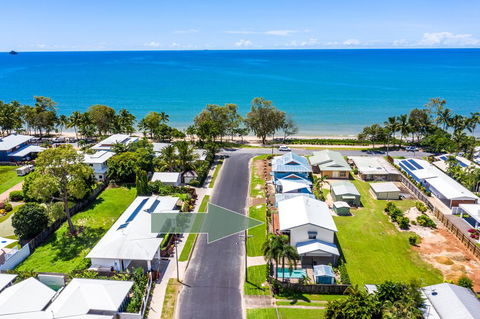 Tropical Beachside Oasis In Clifton Beach - Getaway Accommodation 1
