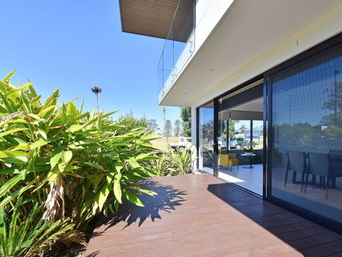 Villa Sorrento Waterside At Trinity Point - Getaway Accommodation 2