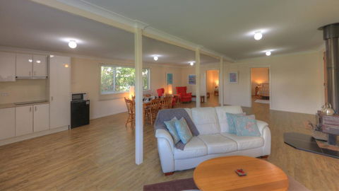 Village Stays Coldstream Gallery Bungalow - Getaway Accommodation 3