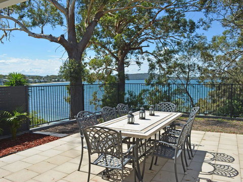 Wanda Magic' 19 Randall Drive - Beautiful Water Front House - Getaway Accommodation 1