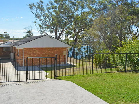 Wanda Magic' 19 Randall Drive - Beautiful Water Front House - Getaway Accommodation 0