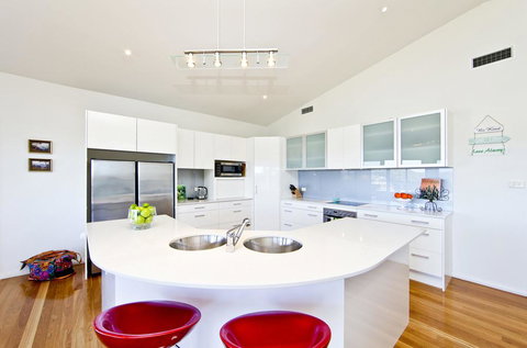 Wanda Point House - Tranquil, Elegant & Dog Friendly - Getaway Accommodation 2