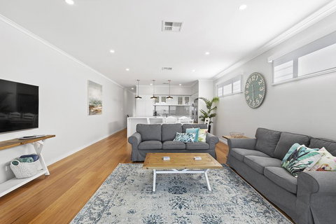 Wanda Waterfront Retreat - Beautiful Beach House - Getaway Accommodation 3