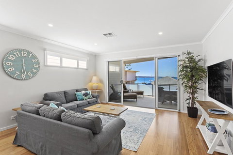 Wanda Waterfront Retreat - Beautiful Beach House - Getaway Accommodation 2