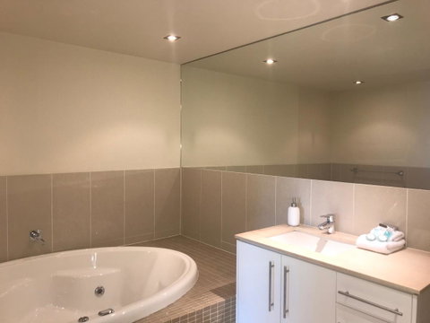 Proximity Waterfront Apartments - Getaway Accommodation 12