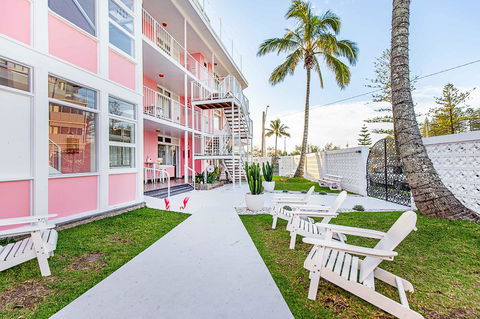 The Pink Hotel Coolangatta - Getaway Accommodation 2